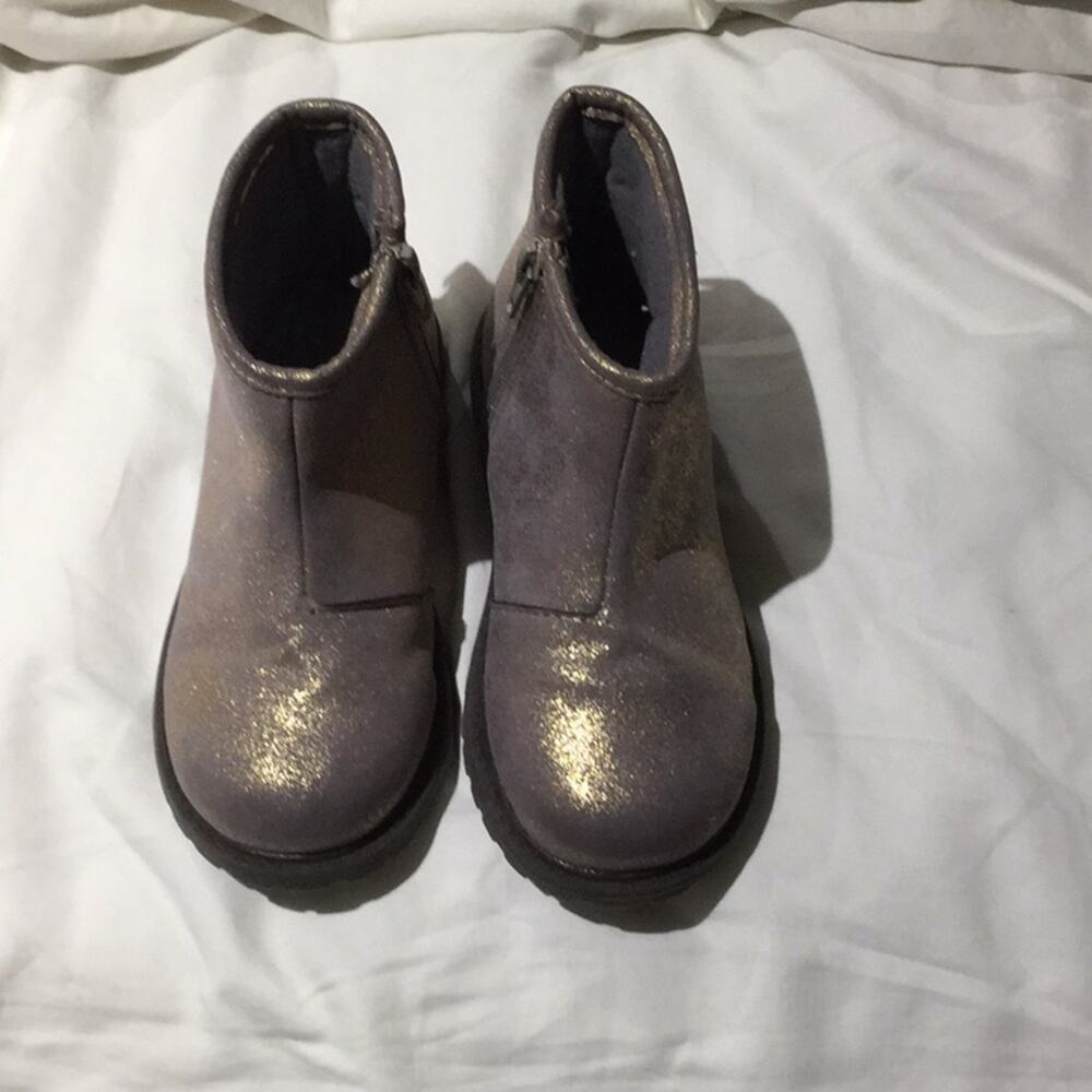 Oshkosh shimmer boot 9 worn once side zips